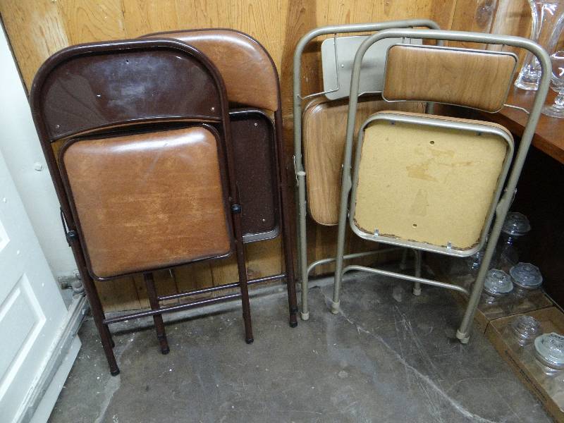 lot 852 image: 4 metal folding chairs