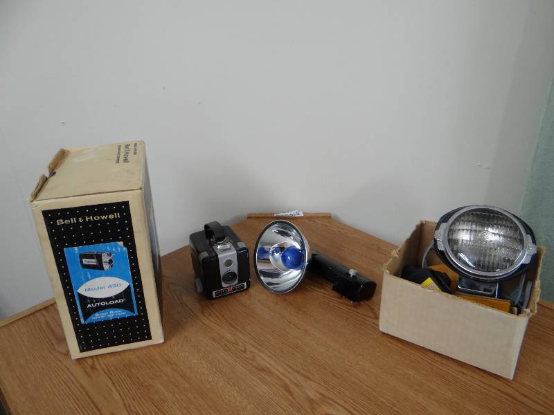 lot 853 image: Various vintage camera items