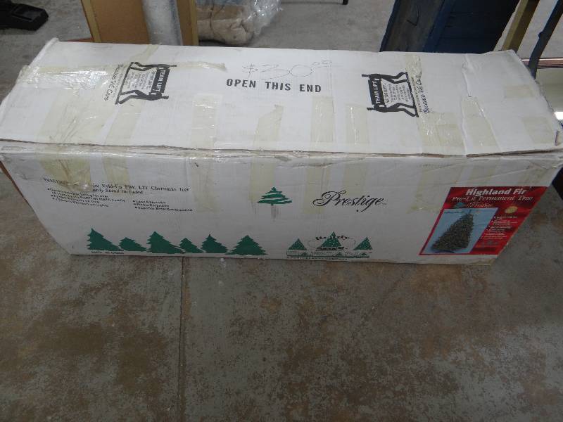 lot 855 image: Highland fir pre-lit Christmas tree