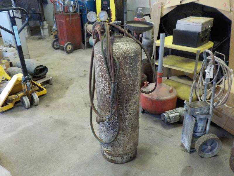 lot 3586 image: Tank w regulator and torch head
