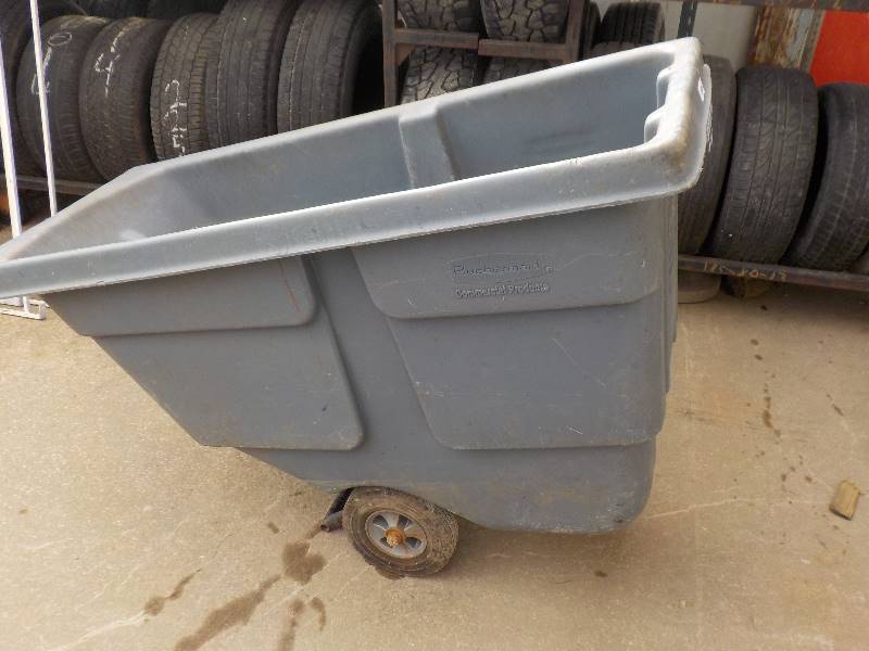 lot 3733 image: 1 yard rubbermaid ware house dumpster