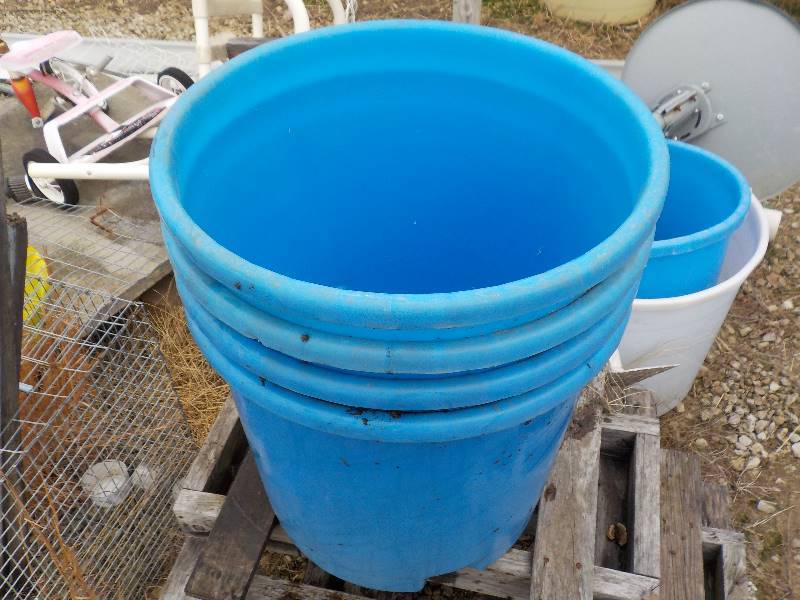 lot 3739 image: 4 blue barrels 10 gal