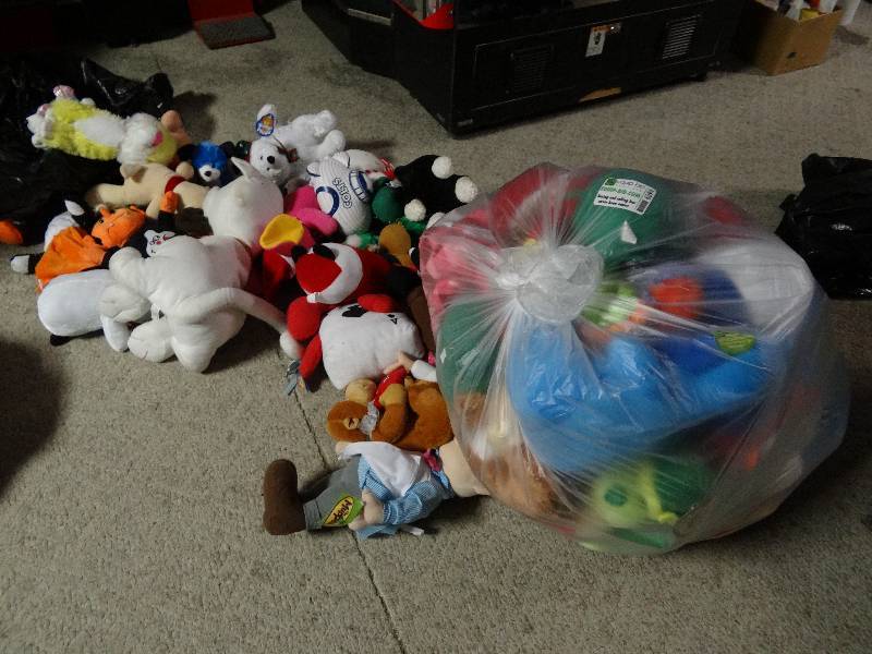 lot 6094 image: Lot of Jumbo Plush Toys - See Pictures
