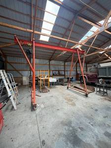 lot 4 image: A-frame with a Yale one and a half ton hoist on wheels