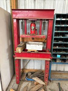 lot 7 image: Hydraulic press