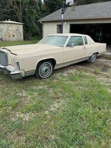 lot 8 image: 1979 Lincoln Town Coup