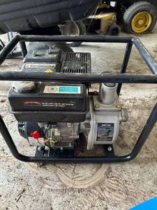 lot 15 image: American camper 6.5 hp gas engine water pump