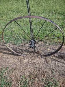 lot 1041 image: 42-in iron wheel