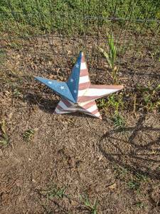 lot 1044 image: 20-in metal star with American flag print