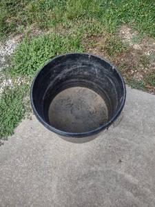 lot 1048 image: plastic water tank 22 inches across 15 in tall
