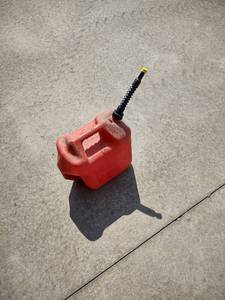 lot 1054 image: 5 gallon gas can empty