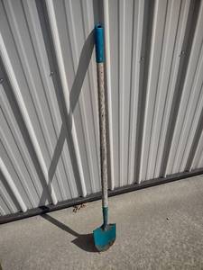 lot 1058 image: long handled small head shovel