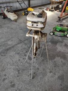 lot 1077 image: Eska golden jet 500 boat motor has compression on stand