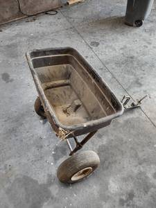 lot 1081 image: Agri Fab broadcast spreader 125 pull behind