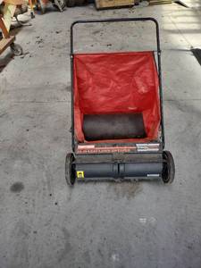 lot 1082 image: Craftsman 26-in leaflawn sweeper