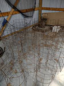 lot 1095 image: 19 wire tomato cages