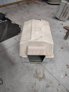 lot 1131 image: top paw dog House has damage plastic
