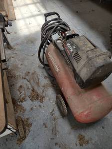 lot 1146 image: Craftsman 150 psi air compressor plugged in comes on