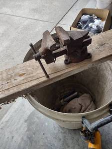 lot 1164 image: Dunlap 3 inch vise