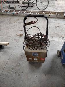 lot 1308 image: lamarche battery charger