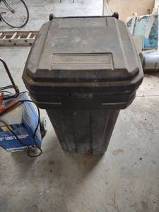 lot 1310 image: Continental trash can with hinged lid