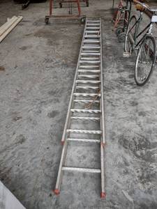 lot 1311 image: Werner 28 ft extension ladder