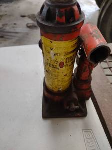 lot 1345 image: one and a half ton bottle jack