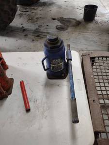 lot 1347 image: 20 ton floor jack as is