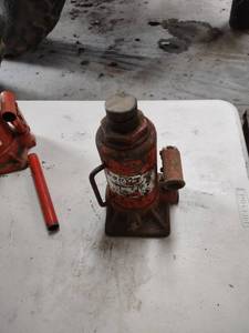 lot 1348 image: 10 ton floor jack