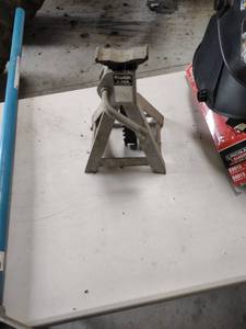 lot 1352 image: 3 ton jack stand