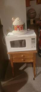 lot 2003 image: Rival microwave 700 watts