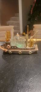 lot 2006 image: Boat canister set does not play music