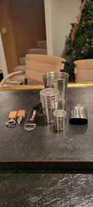 lot 2070 image: Bar supplies