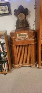lot 2185 image: Antique Philco floor radio