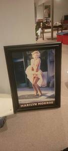 lot 2229 image: 31  44 Marilyn monroe picture. Need be put back in frame.