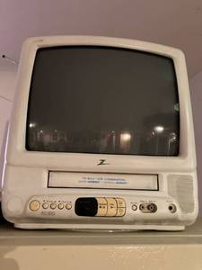 lot 3042 image: Small TV VCR combination untested