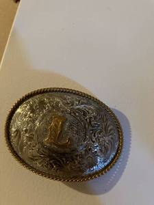 lot 3052 image: belt buckle with L silver