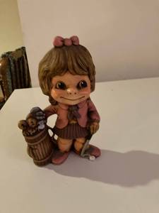 lot 3062 image: 9 inch ceramic golf woman