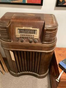 lot 3088 image: 40 x 26 vintage radio