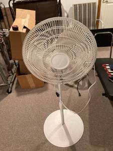 lot 3107 image: Lasko standing fan untested