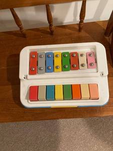 lot 3122 image: Musical play toy