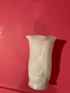 lot 3168 image: 5 12 inch milk glass vase