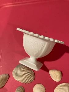 lot 3184 image: 5 milk glass container with shells