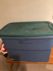 lot 3190 image: Large green tote lid not tight