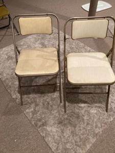 lot 3205 image: 2) matching folding chairs