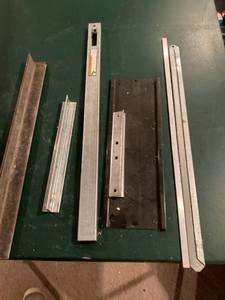 lot 3227 image: Assortment of metal pieces