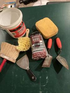 lot 3230 image: Bucket of miscellaneous brushes, steel wool sponge tools