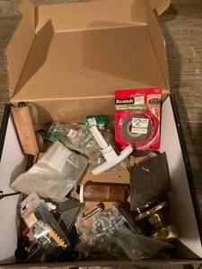 lot 3232 image: Box of miscellaneous small items