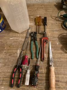 lot 3238 image: Assortment of tools and plastic container