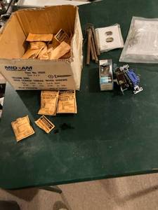 lot 3331 image: Box of miscellaneous garage stuff